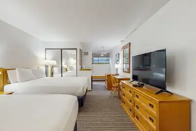 Image de Ground-floor room on Main St - pool & hot tub - walk to lifts, dog-friendly