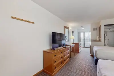 Image de Main St. room - pool & hot tub - walk to lifts, dog-friendly, second floor