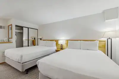 Image de Main Street studio - pool & hot tub - walk to lifts, dog-friendly, second floor