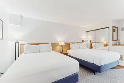 Image de Main St. room - pool & hot tub - walk to lifts, dog-friendly, balcony