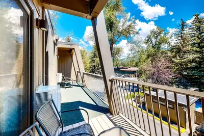 Image de Main St. studio - pool & hot tub - walk to lifts, dog-friendly, balcony