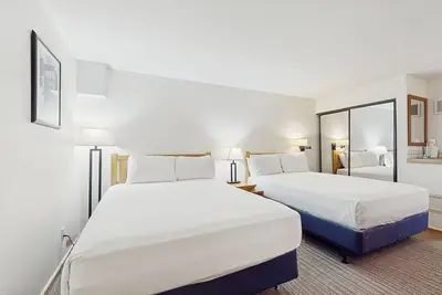 Image de Main Street stay - pool & hot tub - walk to lifts, dog-friendly, third floor