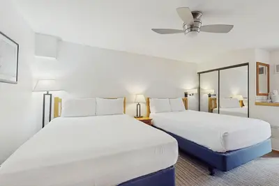 Image de Main Street gem - pool & hot tub - walk to lifts, dog-friendly, balcony