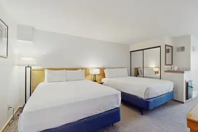 Image de Main Street studio - pool & hot tub - walk to lifts, dog-friendly, third floor