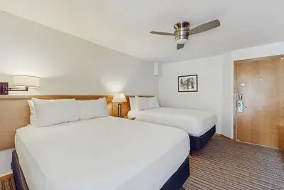 Image de Main Street stay - pool & hot tub - walk to lifts, dog-friendly, balcony