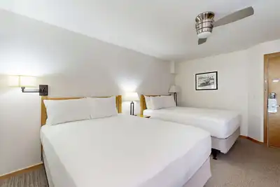 Image de Main Street studio - pool & hot tub - walk to lifts, dog-friendly, balcony