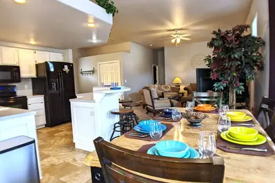 Image de Vibrant & Inviting 3 Br Home near The Village!