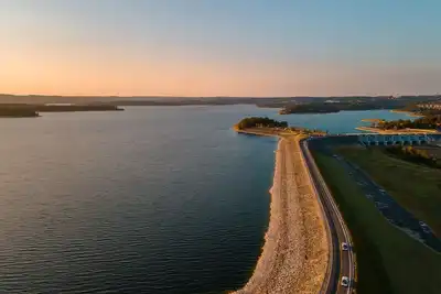 Image de Ground-Floor Condo with `Breathtaking` Lake Views!