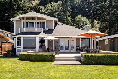 Image de Two-story, bay front retreat with a deck, direct beach access, and washer/dryer