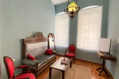 Image de Two-story mansion in the historical center Ermoupolis. Close to