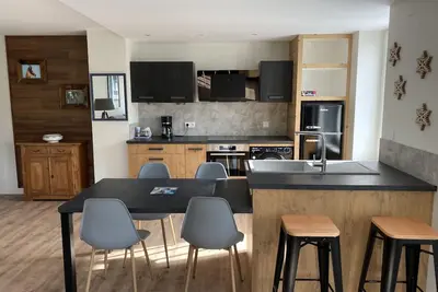 Image de Deux pas du lac et du centre, appartement neuf/sauna+piscine ouverte dès le 28/4