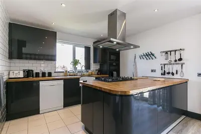 Image de Modern Spacious 4 Bedroom Property in Desirable Part of Town