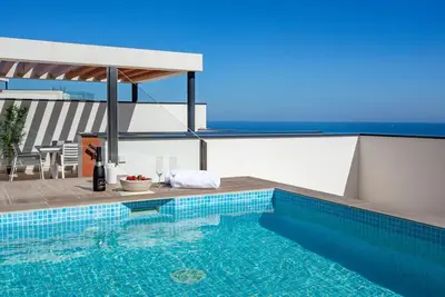 Image de Stunning penthouse w private pool in El Higueron by Costarentals - Ref 178