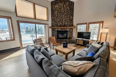 Image de Garage parking W/Private Hot Tub, Summer Getaway!