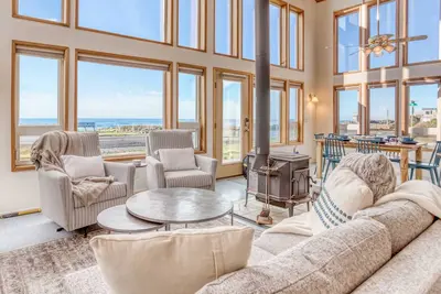 Image de Watch the Waves Crash from this Ocean View, Dog-Friendly Home!