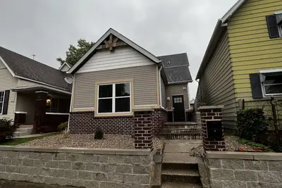 Image de 4 Bed 1. 5 Bath Fully Renovated Home - 10 min walk from Lucas Oil Stadium