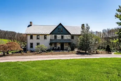 Image de Secluded Chester County historic farmhouse and venue