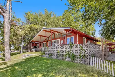 Image de Multiple, dog-friendly waterfront homes with Lake Lbj views - snowbird-friendly