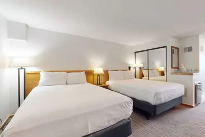 Image de Main Street room - hot tub & pool - walk to lifts, dog-friendly, second floor