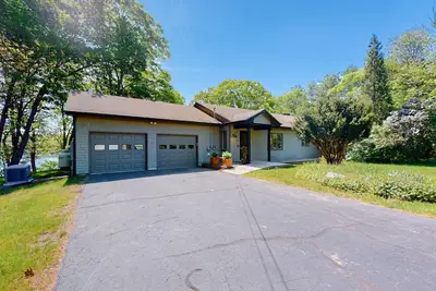 Image de Water-view retreat with beach access, deck, grill, Ev charger & lawn games