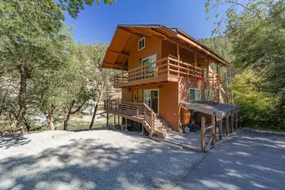 Image de Stunning riverfront gem w/ wraparound deck, beach access & game room