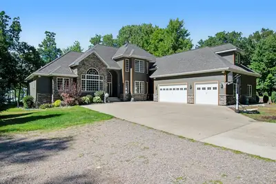 Image de Lakefront estate with firepit, grill, game room & sauna - near Sand Valley Golf