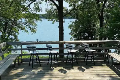 Image de Adorable and bright lake house! Retro feel all the modern amenities