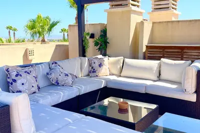 Image de duplex rooftop 75m phase 1 dans le golf de Roda et 5min de la plage et magasins