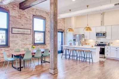 Image de Luxurious Downtown Owosso Loft