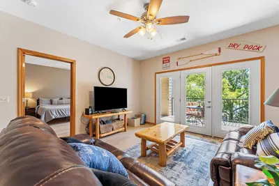 Image de Beautiful 2 Bedroom Lakefront Condo