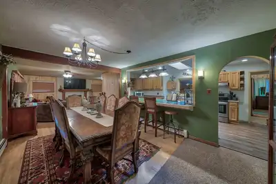 Image de Spacious cozy home, walking distance to Downtown