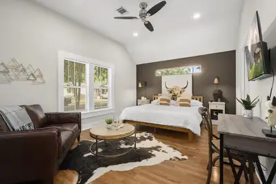 Image de 1930s Home, King bed, sleeps 8, Gameroom, walk to Main St