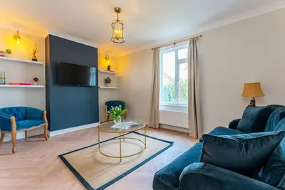 Image de Gorgeous 3 bedroom home+ Free Parking+ Ultrafast Wifi+ Netflix+ Near Town Centre