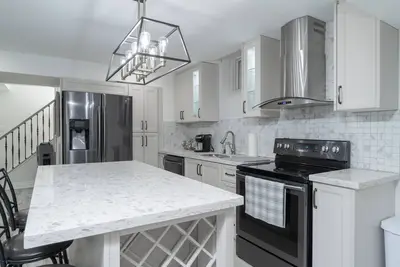 Image de Luxurious Bright Basement Apartment! !