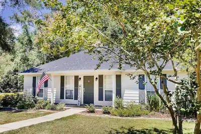 Image de Clean and Comfy 3br/2ba home in Daphne, Near I-10, Mobile, Fairhope, Beaches!