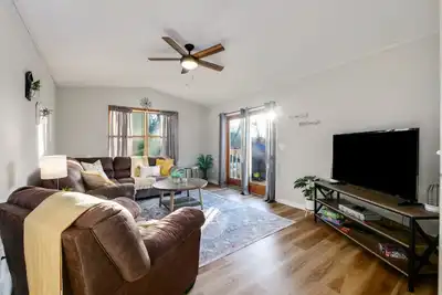 Image de Natures Retreat! Renovated with Quiet Pond Views!
