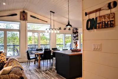 Image de Muskoka Getaway on Peninsula Lake, Beautifully Decorated New Built Cottage