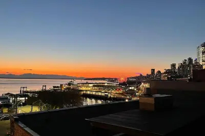 Live & Work! | Best Views in Prime Dt | Fast Wi-fi