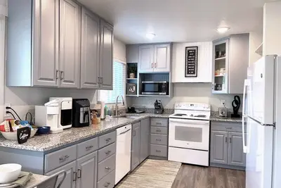 Image de Brand New fully Remodeled modern Upstairs! !