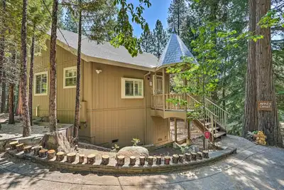 Image de 1 Mi to Jenkinson Lake: ‘Apple’s Chalet’ w/ Deck