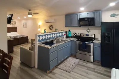 Image de Cute little costal cabin. One mile from Lake Tenkiller. Private Spa/Hot Tub