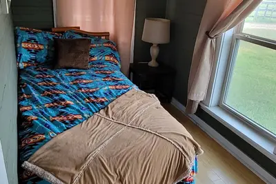 Image de Quiet country rustic cabin.