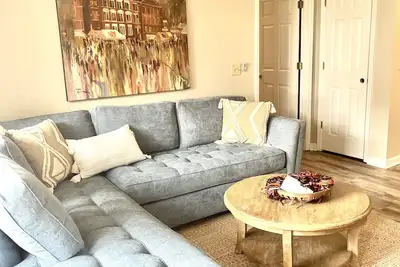 Image de Location! | Walk to Stadium and Toomer’s | Cozy 4br Condo in the Heart of Auburn