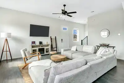 Image de Near Dfw Airport, Exec Home w/ Office+Balcony+Yard