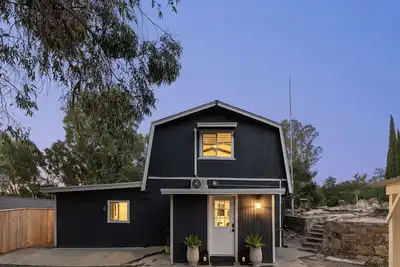 Image de Uber to Wineries/Weddings+ Pups! +mountain escape
