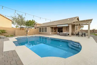 Image de Stunning home with mountain views, pool, fast WiFi, central Ac & W/D