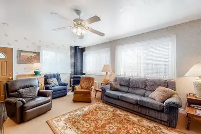 Image de Fantastic downtown home near hiking & lake activities with W/D - dog-friendly