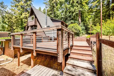 Image de Enchanting cabin with hot tub, full kitchen, & washer/dryer - dog-friendly