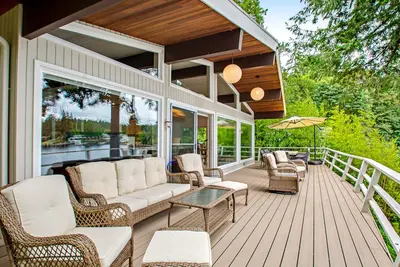 Image de Lakefront home with private dock, paddleboat, fast WiFi, deck, grill & W/D