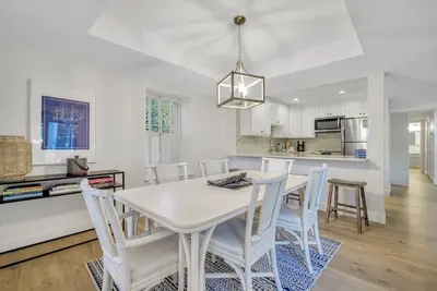 Image de 1712 Bluff Villa is conveniently Located in South Beach Marina and is newly remodeled!